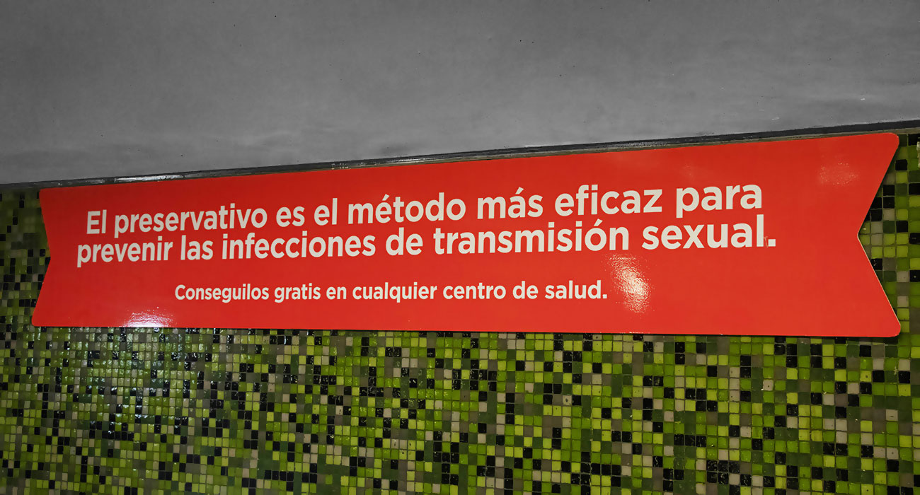 Producción e instalación en estación de Subte y Ecobici con campaña VIH/SIDA 5