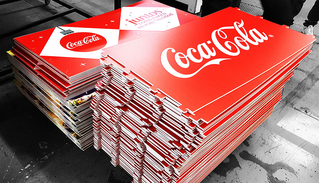 decoracion navideña para cubepallets de coca cola femnsa 3